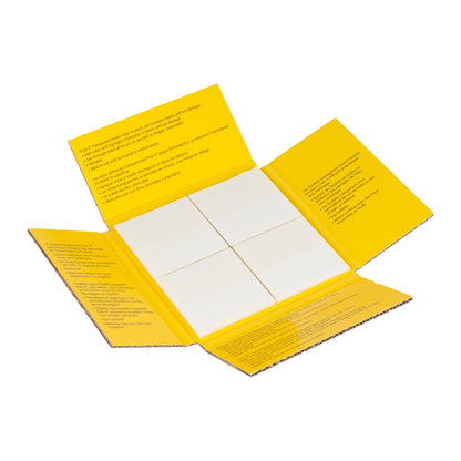 Eine aufgeschlagene gelbe, rechteckige Mappe der 3M Deutschland GmbH zeigt vier weiße Blöcke Post-it® Transparent Notes (73 mm x 73 mm, 36 Blatt/Block, 12 Blöcke/Packung) mit schwarzer Anleitung im Inneren. Der Hintergrund ist weiß.