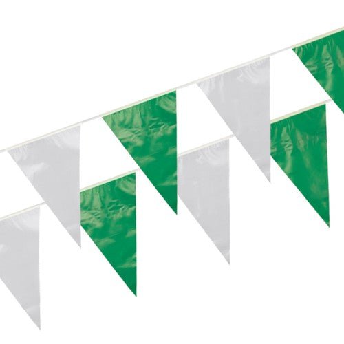 A PAPSTAR GmbH „Fólia időjárásálló” zászlósora zöld-fehér háromszög alakú zászlókból áll egy fehér zsinóron – robusztus a kültéri használatra és ideális partikhoz vagy rendezvényekhez.