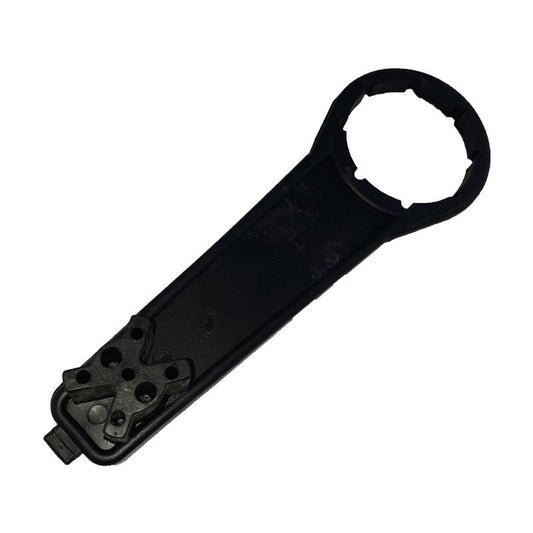 Der Schluessel f. L-Ring-Fass von Diversey Deutschland GmbH & Co. OHG ist ein schwarzes Kunststoffwerkzeug mit rundem, gekerbtem Ende und flachem Griff, ideal zum Festziehen oder Lösen von L-Ring-Fass Deckeln (1 Stück pro Packung).