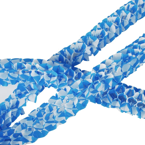 Közelkép a PAPSTAR 2 papírgirlandáról a PAPSTAR GmbH-tól, kék-fehér, rétegesen elrendezett papírvirágokkal mint ünnepi dekoráció fehér háttér előtt.