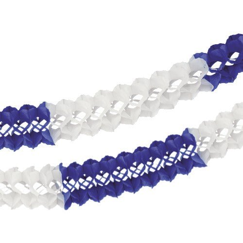 Két PAPSTAR nagyméretű girland (Ø 16 cm, 10 m, nehezen gyúlékony) fehér és sötétkék/fehér színben a PAPSTAR GmbH-tól átlósan fehér alapon elegáns dekorációt alkotnak további tűzvédelmi biztonsággal.