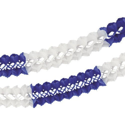 Két PAPSTAR nagyméretű girland (Ø 16 cm, 10 m, nehezen gyúlékony) fehér és sötétkék/fehér színben a PAPSTAR GmbH-tól átlósan fehér alapon elegáns dekorációt alkotnak további tűzvédelmi biztonsággal.