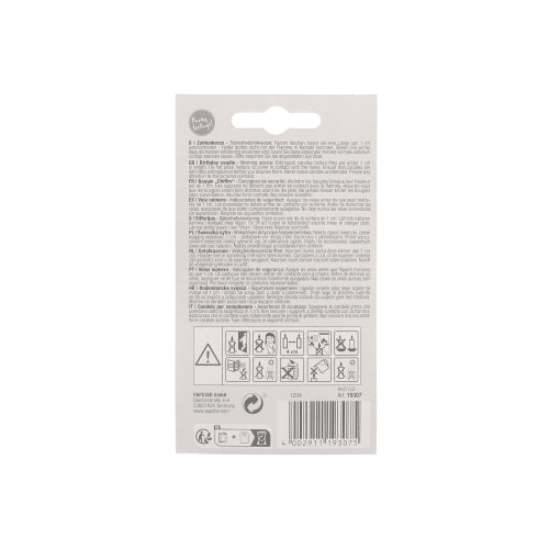 A PAPSTAR 7,3 cm-es számgyertya fehér piros szegéllyel a PAPSTAR GmbH-tól többnyelvű útmutatóval, biztonsági szimbólumokkal, vonalkóddal, újrahasznosítási szimbólumokkal és egy akasztólyukkal ellátott csomagolásban szállítva – ideális évfordulókra és születésnapokra.