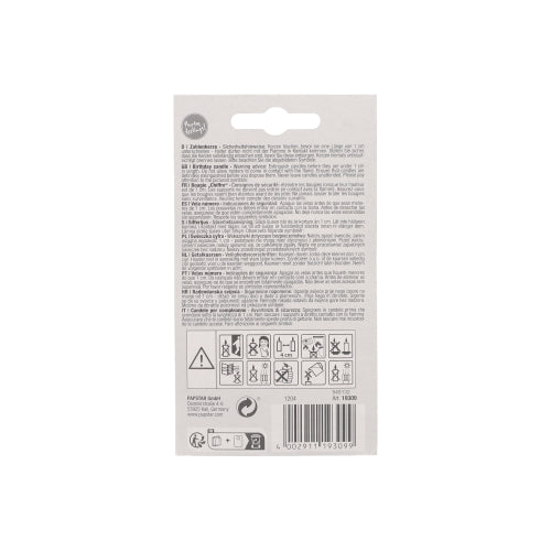 Rückseite der PAPSTAR Zahlenkerze 7,3 cm weiß mit rotem Rand der PAPSTAR GmbH. Mehrsprachiger Text, Sicherheitssymbole, Recyclingsymbole, Barcode. Ideal für Jubiläen und Geburtstage. Enthält Gebrauchswarnungen und ist oben mit einem Loch zum Aufhängen versehen.