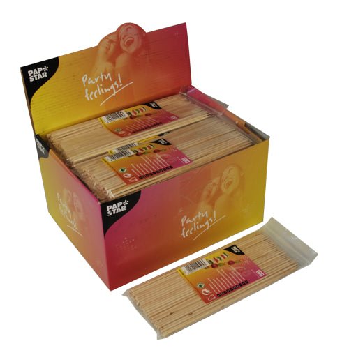 Egy 100 darabos PAPSTAR sasliknyárs fa (Ø 3 mm, 20 cm) a PAPSTAR GmbH-tól - tökéletes grillezésekhez és BBQ-khoz, átlátszó zacskóban színes "Party feeling!"-dizájnnal ünnepi alkalmakra csomagolva.