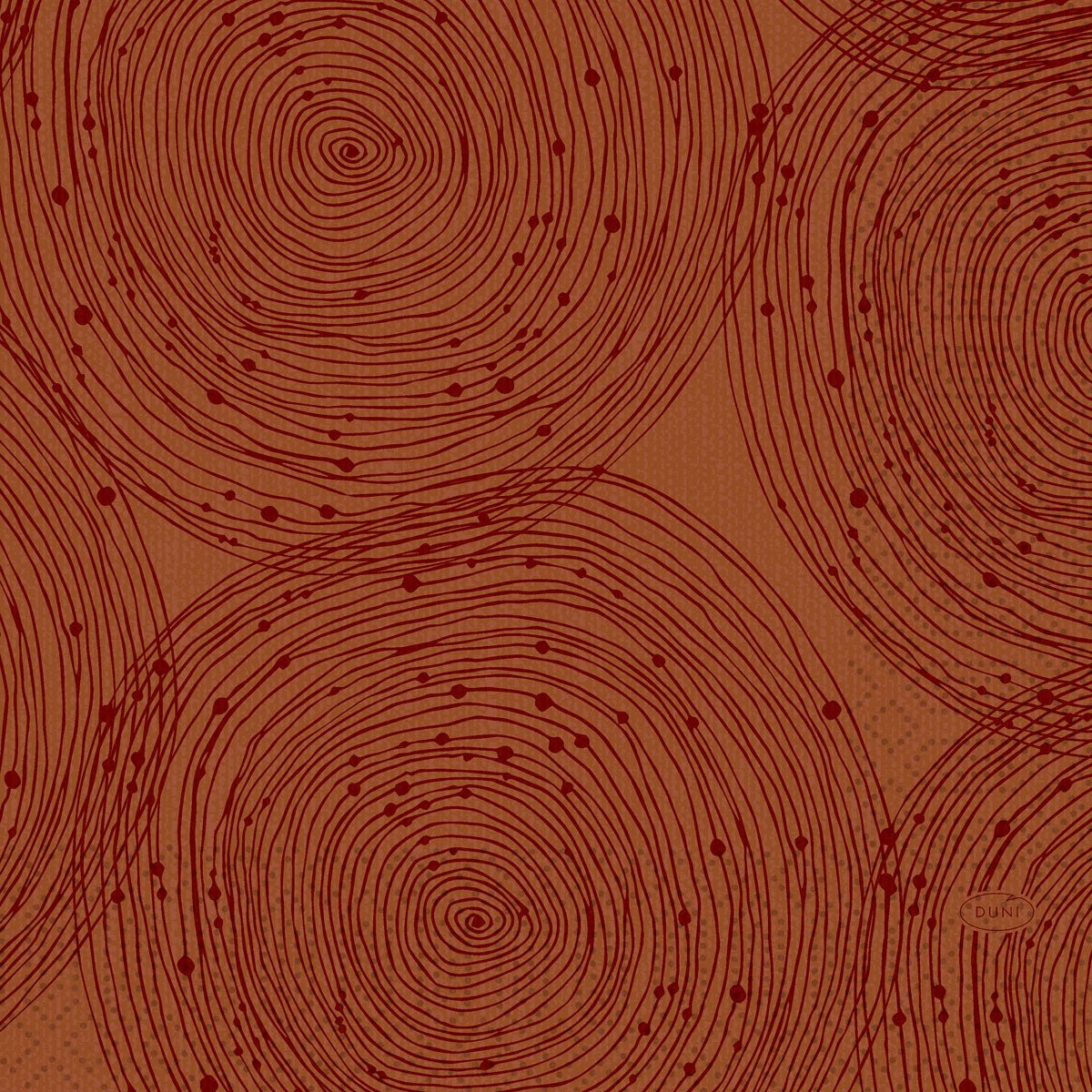Egy minta, amely átfedő, vékony piros koncentrikus körökből és szétszórt piros pontokból áll barna alapon, a Duni GmbH papírszalvétákon van nyomtatva, 33 x 33 cm, 3 rétegű, 1/4 hajtás Földi | Csomag (50 darab).