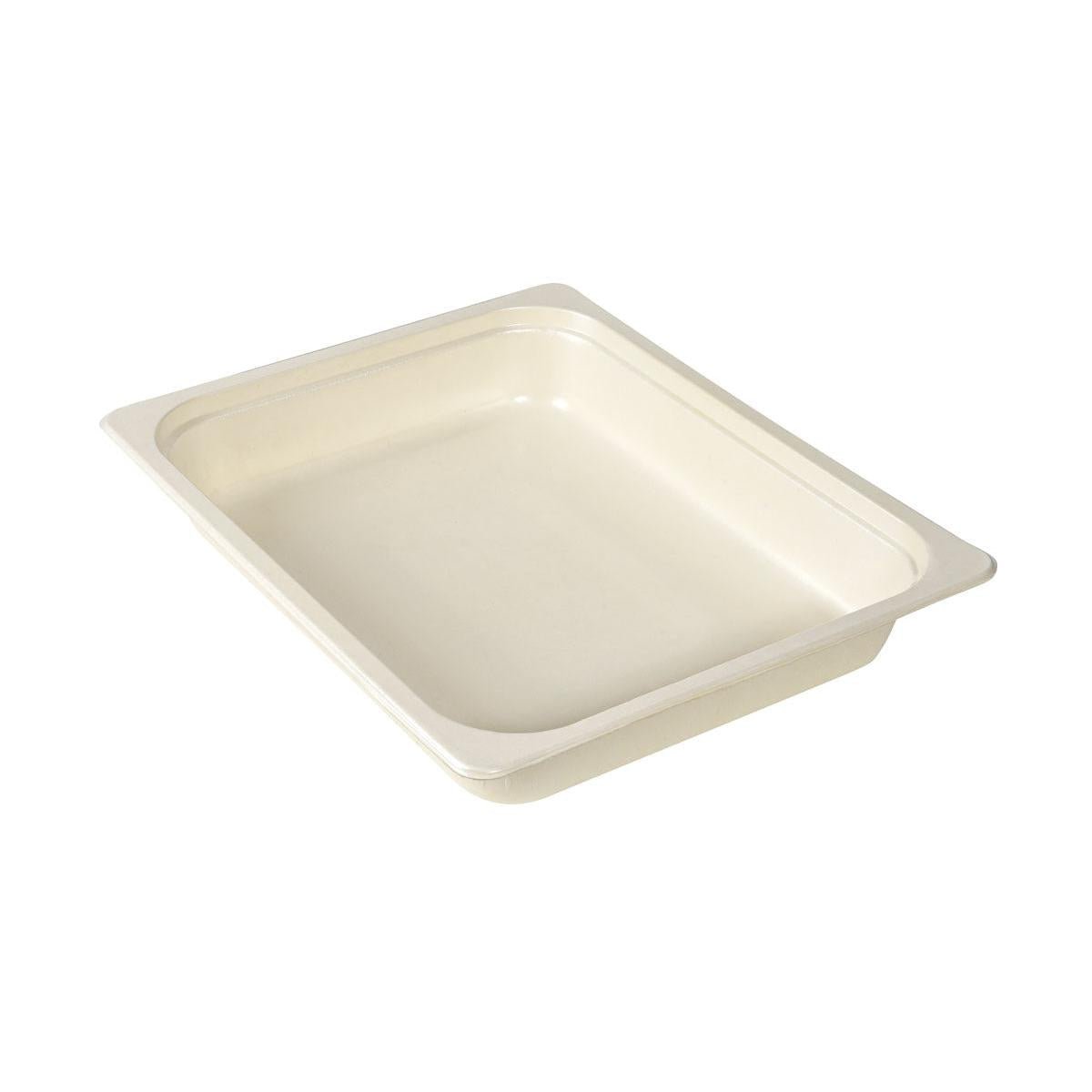 Egy bézs színű Duni GmbH Fibretray 1/2 GN természetes faforgácstálca (325x265x52 mm), téglalap alakú, lekerekített sarkokkal és enyhén kiemelkedő szélekkel, fehér háttéren fényképezve - ideális fenntartható csomagolásként. Csomag: 140 darab.