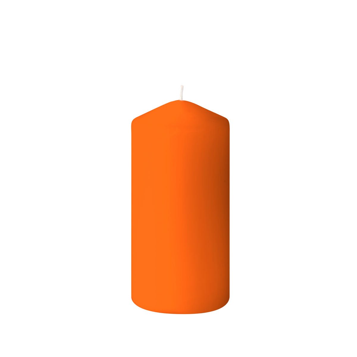 Egy Duni GmbH tömbgyertya (150 x 70 mm) sima, narancssárga felülettel és még nem égett kanóccal áll függőlegesen egy egyszerű, fehér háttér előtt, és akár 50 óra égési időt biztosít a kényelmes hangulathoz.
