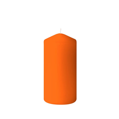 Egy Duni GmbH tömbgyertya (150 x 70 mm) sima, narancssárga felülettel és még nem égett kanóccal áll függőlegesen egy egyszerű, fehér háttér előtt, és akár 50 óra égési időt biztosít a kényelmes hangulathoz.