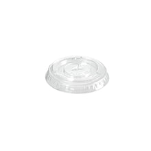 Ein transparenter, runder rPET Deckel der Duni GmbH mit Strohhalmschlitz und erhabener Mitte, abgebildet auf weißem Hintergrund; ideal als Deckel für 198962 (rPET 49x49x6 | Packung 100 Stück).