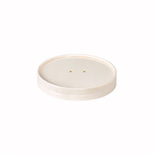 Ein runder, flacher, cremefarbener Coppa Deckel Karton 250/350 ml Weiß von Duni GmbH (116x116x10 mm, 50 Stück) mit zwei kleinen Löchern in der Nähe der Mitte ist auf einem schlichten weißen Hintergrund abgebildet.