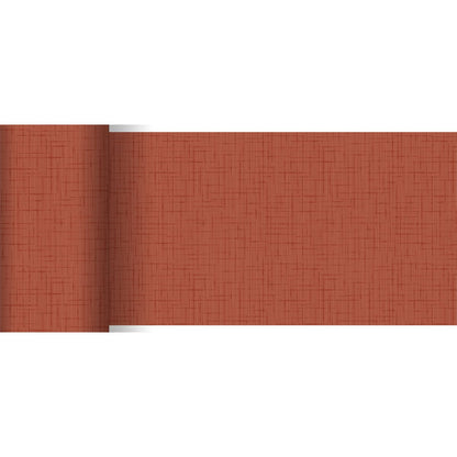 A Duni GmbH Dunicel asztali futója (20 m x 15 cm) tompa rozsda vagy terrakotta színű, strukturált keresztvonalas mintával, részben kigurítva fehér háttér előtt - ideális asztaldekorációként.