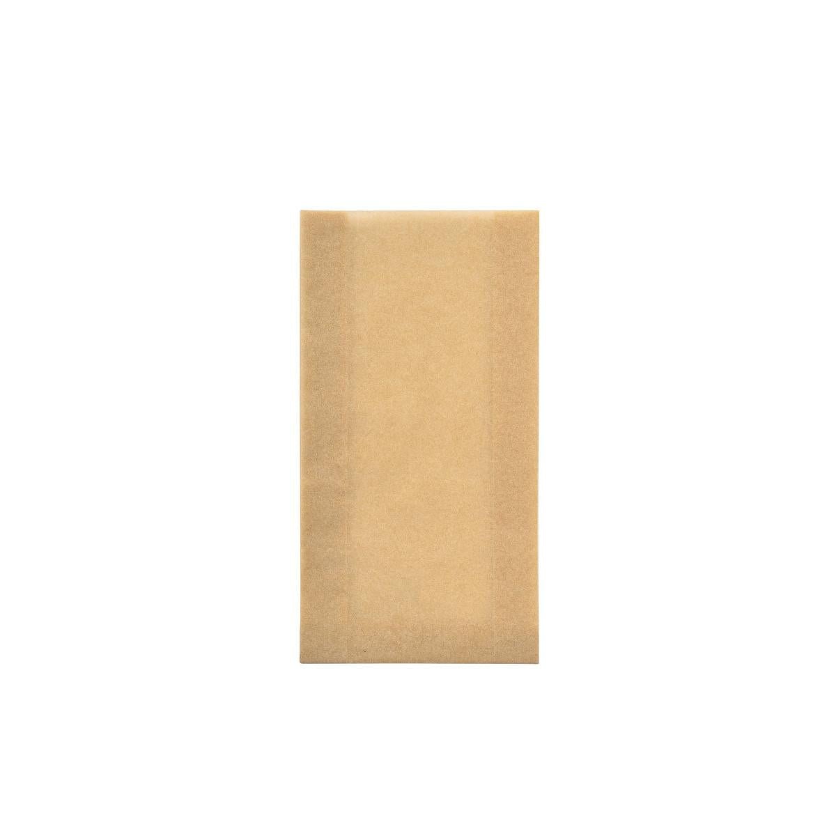 Egy kicsi, barnára festett papírzacskó (Ovenbag small Papier Braun 105x40x200) a Duni GmbH-tól a fehér háttér közepén áll. Az 1000 darabos csomagból származó, használatlan boríték le van zárva.