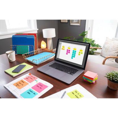 Egy rendezett otthoni iroda íróasztal laptop és digitális naptárral, színes mappákkal, okostelefonnal, jegyzetfüzetekkel, 3M Deutschland GmbH Post-it® Notes Poptimistic Collection (38 mm x 51 mm), tollal, kis növénnyel és lámpával világos nappali fényben.