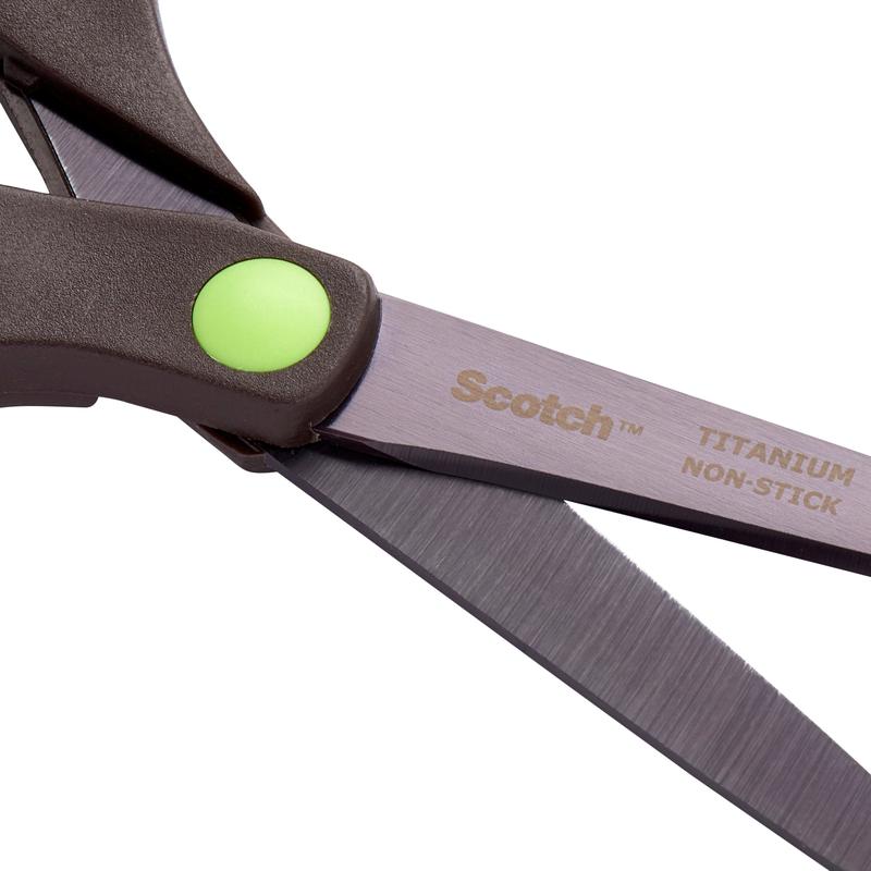 Közelkép egy 3M Deutschland GmbH Scotch™ titánium ollóról, 20 cm, tapadásmentes titán pengékkel és egy zöld, kör alakú részlettel a fogantyú ízülete közelében.