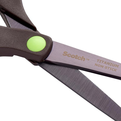Közelkép egy 3M Deutschland GmbH Scotch™ titánium ollóról, 20 cm, tapadásmentes titán pengékkel és egy zöld, kör alakú részlettel a fogantyú ízülete közelében.