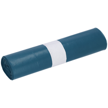 Eine Rolle EMIL DEISS KG (GmbH + Co.) DEISS Müllbeutel aus Recycling-LDPE 35 l in blau (25 Stück) ist mit einem weißen Papierband in der Mitte fest umwickelt und steht vor einem unifarbenen Hintergrund.