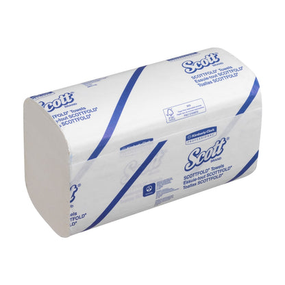 Egy karton Scott® SCOTTFOLD* kéztörlő a Kimberly-Clark GmbH-tól (fehér, hajtogatott, közepes - 25 klipsz x 175 lap) fehér-kék dizájnban egy fehér felületen áll.