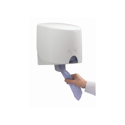 Egy kéz egy kék papírtörlőt húz ki a fehér Aquarius™ törlőkendő-adagolóból - központi adagolás a Kimberly-Clark GmbH-tól, egy falra szerelhető adagoló, amely biztosítja a higiénikus kivételt.