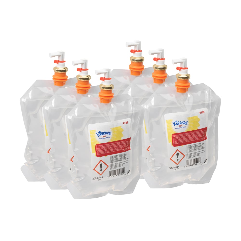 Sechs transparente 300-ml-Kleenex® Duft Joy Nachfüllpacks der Kimberly-Clark GmbH in einer 6er-Kassette mit orange-weißem Ausguss, beschriftet für das Badezimmer und mit Warnsymbolen versehen.