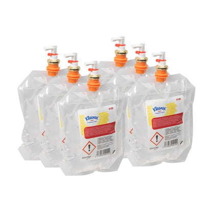 Hat átlátszó 300 ml-es Kleenex® Duft Joy utántöltő csomag a Kimberly-Clark GmbH-tól egy 6-os kazettában narancs-fehér kifolyóval, fürdőszobai használatra feliratozva és figyelmeztető szimbólumokkal ellátva.