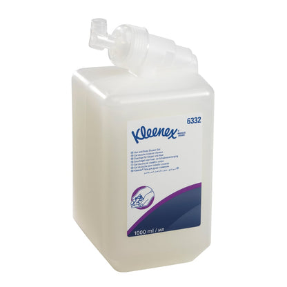 Egy átlátszó 1L-es Kleenex® haj- és testápoló sampon kazetta a Kimberly-Clark GmbH-tól, fehér címkével és adagolóval, kék és lila betűkkel tartalmaz információkat a gyengéd ápolásról és hatékony tisztításról. 6 kazetta egy kartonban eladva.