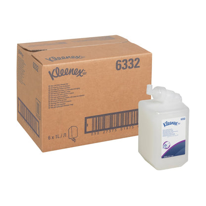 Egy nagy fehér Kleenex® haj- és testápoló sampon 1L kazettadoboz (6 patron) a Kimberly-Clark GmbH-tól egy átlátszó adagoló mellett áll, mindkettő védjeggyel ellátva, tökéletes hatékony tisztításhoz és gyengéd ápoláshoz.