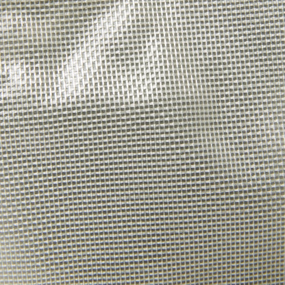 Nahaufnahme des feinen, hellen Netzgewebes mit Gittermuster des KleenGuard® A40 Leichter Überziehstiefel mit Sohle (Weiß, Universalgröße) der Kimberly-Clark GmbH, das die Schutzwirkung dieser 100 Einweg-Überziehschuhe unterstreicht.