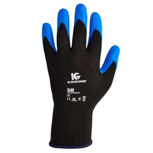 Ein einzelner blauer KleenGuard® G40 Schaumbeschichteter Handschuh von Kimberly-Clark GmbH, handspezifisch, mit Schaumstoffbeschichtung an Fingern und Handfläche und dem Kleenguard-Logo mit Produktangaben in weißer Farbe auf der Rückseite.