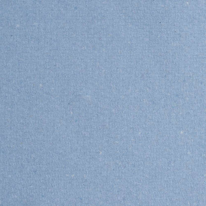 Egy közeli kép egy WypAll® L20 papírtörlő karbantartási munkákhoz nagytekercsről a Kimberly-Clark GmbH-tól bemutatja a strukturált kék felületet finom rostokkal és finom színváltozatokkal, amelyek kiemelik ipari használatra való alkalmasságát.