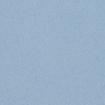 Egy közeli felvétel a Kimberly-Clark GmbH WypAll® L20 papírtörlőjéről karbantartási munkákhoz, amely bemutatja egyszerű világoskék, 2 rétegű textúráját - ideális ipari tisztításhoz vagy karbantartáshoz. Karton: 24 tekercs x 116 lap, kis tekercs.