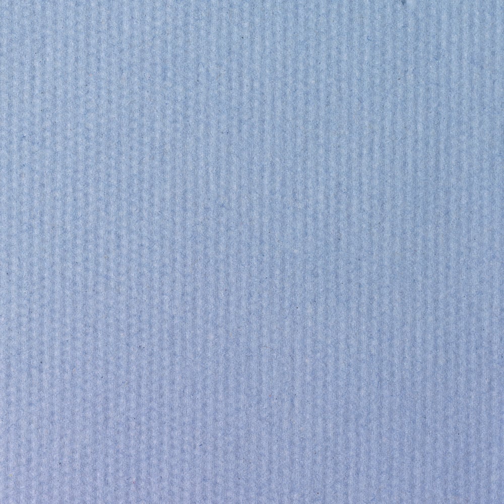 Nahaufnahme der saugfähigen, vertikal linierten, strukturierten Oberfläche in Hellblau der Scott® EXTRA Ärzterollen - Blau (12 Rollen x 140 Blatt) von Kimberly-Clark GmbH, ideal für den Einsatz in medizinischen Einrichtungen.
