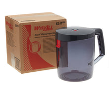 Ein Karton mit der Aufschrift "WypAll® Reach™ Centrefeed Dispenser - Schwarz - 1 Dispenser" der Kimberly-Clark GmbH steht neben einem großen, durchscheinenden grauen Papierhandtuchspender mit schwarzem Deckel und Griff, beide auf weißem Hintergrund.