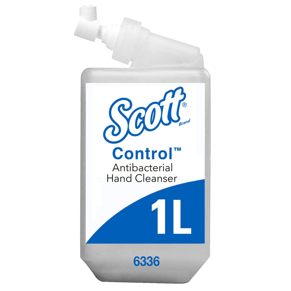 Egy átlátszó 1 literes Scott® Control™ antibakteriális kéztisztító kazetta a Kimberly-Clark GmbH-tól higiénikus kéztisztításhoz; 6 kazettás kartonban szállítva, mindegyik címkéjén a termék- és márkanévvel.
