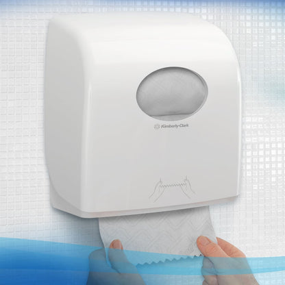 Egy személy Scott® Essential™ Slimroll™ kéztörlőket húz ki egy fehér adagolóból a Kimberly-Clark GmbH-tól egy csempézett falon; egy illusztráció bemutatja a környezetbarát kézszárítást ezekkel a papírtörlőkkel.