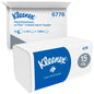 Egy Kleenex® hajtogatott papírtörlő fehér/nagy csomag a Kimberly-Clark GmbH-tól egy márkás szállítódoboz előtt áll, mindkettő 15 klip x 124 lap dobozonként (15 csomag), összesen 1.860 törlő.