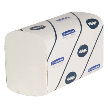 Ein Stapel Kleenex® Ultra™ Handtücher Interfold, groß, weiß, 30 Clips x 94 Blatt im Karton (30 Päckchen) von Kimberly-Clark GmbH ist in gebrandeter Verpackung vor weißem Hintergrund zu sehen.