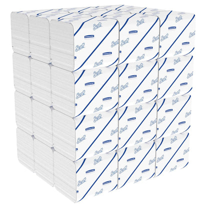 Egy nagy kocka alakú Scott® Control™ WC-papír halom (36 csomag x 250 lap, fehér) a Kimberly-Clark GmbH-tól, amely rendezetten van elhelyezve és mutatja a fehér csomagolást és a kék feliratot minden egyes csomagoláson.