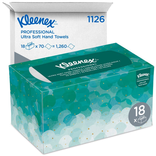 A Kimberly-Clark GmbH gyártmányú Kleenex® Ultra™ Interfold kéztörlő (fehér, közepes vastagságú, 70 darabos) doboza egy fehér szállítódoboz előtt látható, amelyen a „1126” és a „18 x 70 = 1 260” felirat olvasható, és amelyben 18 higiéniai csomag található.
