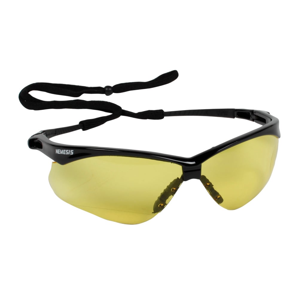 Ein Karton (12 Stück) KleenGuard® V30 Nemesis™ Schutzbrille mit karamellfarbenem Rahmen von Kimberly-Clark GmbH, die einen zuverlässigen Augenschutz bietet.