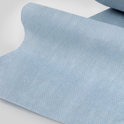 Egy közeli kép a Kimberly-Clark GmbH WypAll® L10 papírtörlőről felületekhez - nagy tekercs (38,00 cm x 23,50 cm), világoskék finom átlós csíkozással, részben egy sima felületre kitekercselve.