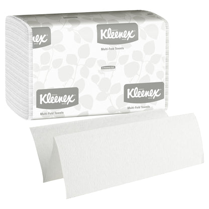 Egy köteg fehér Kleenex® kéztörlő - MultiFold (16 csomag x 150 lap) a Kimberly-Clark GmbH-tól részben nyitott csomagolásban, levélmintával és a Kleenex-logóval látható. Egy törlő kibontva, ideális mosdókhoz.