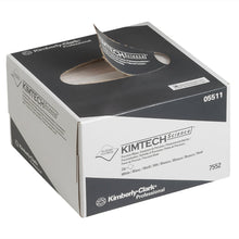 A képen egy fehér-szürke Kimberly-Clark GmbH Kimtech® Science precíziós törlőkendőkkel ellátott kis méretű, kihúzható doboz (30 doboz × 286 törlőkendő) látható, amelyből egy törlőkendő részben ki van húzva, és amelyen a védjegy és a termékre vonatkozó információk szerepelnek.