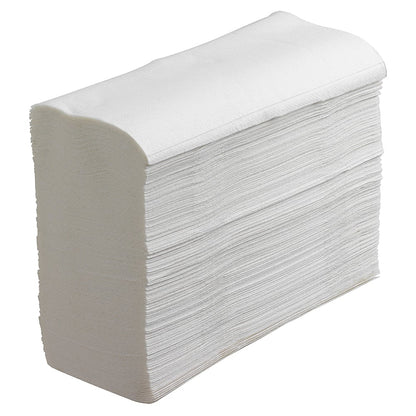 Egy halom Scott® kéztörlő, MultiFold/Fehér a Kimberly-Clark GmbH-tól (16 csomag x 250 lap), szépen összehajtva és függőlegesen elrendezve egy téglalap alakú blokkban, amely kiemeli a strukturált papírtörlőket álló helyzetben.