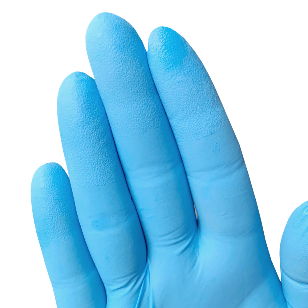Die Nahaufnahme zeigt eine Hand mit den blauen Nitril-Handschuhen KleenGuard® G10 Comfort Plus der Kimberly-Clark GmbH (24 cm, beidhändig), wobei die strukturierten Fingerspitzen und die Handfläche vor einem weißen Hintergrund hervorgehoben werden.