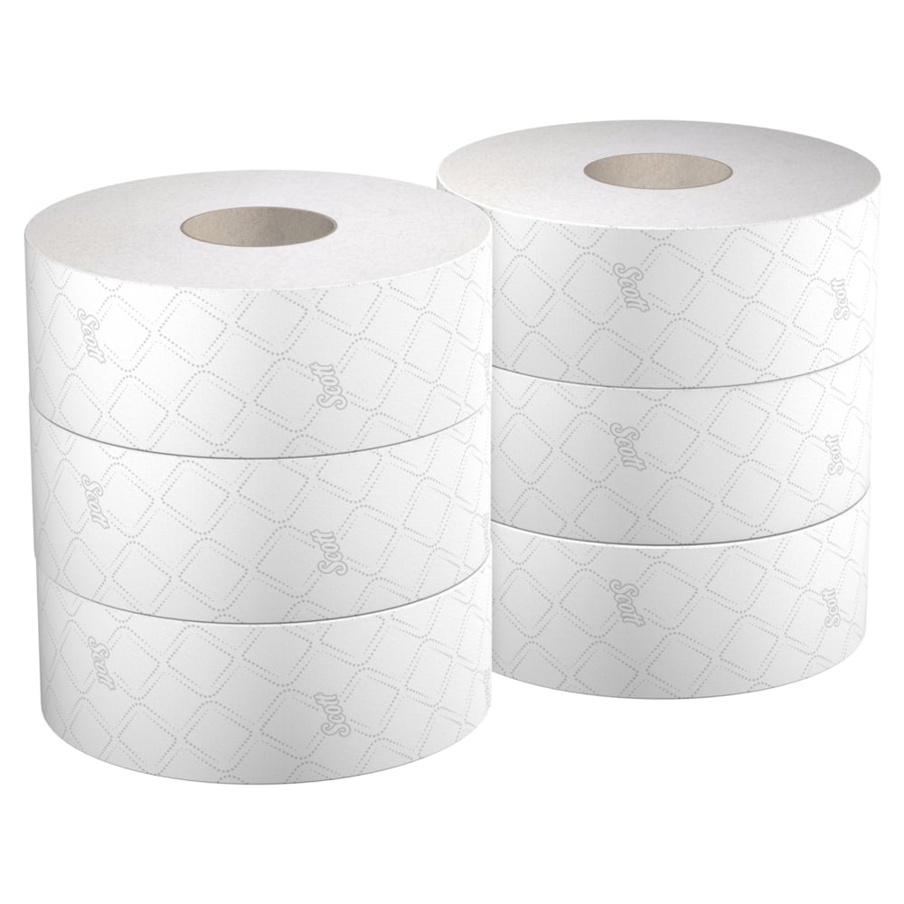 Sechs weiße Scott® Essential™ Maxi Jumbo-Toilettenrollen von Kimberly-Clark GmbH mit dezentem Rautenmuster sind auf weißem Hintergrund gestapelt - ideal für stark frequentierte Bereiche, die mehr Kapazität als Standardpackungen benötigen.