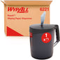 Egy WypAll® Reach™ Centrefeed adagoló - fekete, a Kimberly-Clark GmbH-tól, fogantyúval és kiemelkedő kendővel, egy "6221" feliratú karton előtt áll, ideális professzionális használatra.