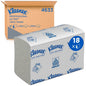 A képen a Kimberly-Clark GmbH Kleenex® Ultra™ MultiFold kéztörlői láthatók fehér színben, kicsi, 18 csomag x 150 lap: egy csomagolt csomag egy doboz előtt, amelyen a MultiFold papírtörlők termékleírásai és specifikációi találhatók.