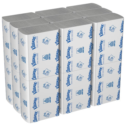 Egy doboz Kimberly-Clark GmbH Kleenex® Ultra™ kéztörlő 18 fehér MultiFold csomagot tartalmaz, 150 lappal, kék szövegekkel és szimbólumokkal a csomagoláson.