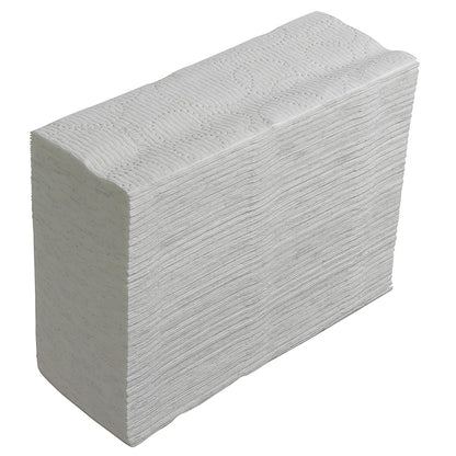 Egy rendezetten elrendezett halom Kimberly-Clark GmbH Kleenex® Ultra™ MultiFold kéztörlő fehér kicsi (18 x 150 lap dobozonként) enyhén szögből látható egy egyszínű fehér háttér előtt.